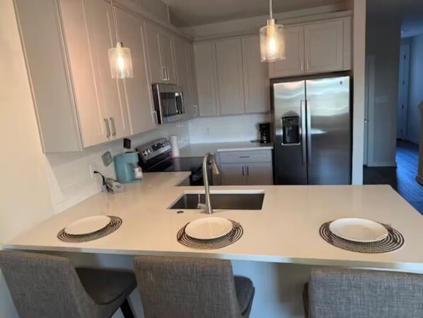 Geladeira, micro-ondas, fogão, cooktop