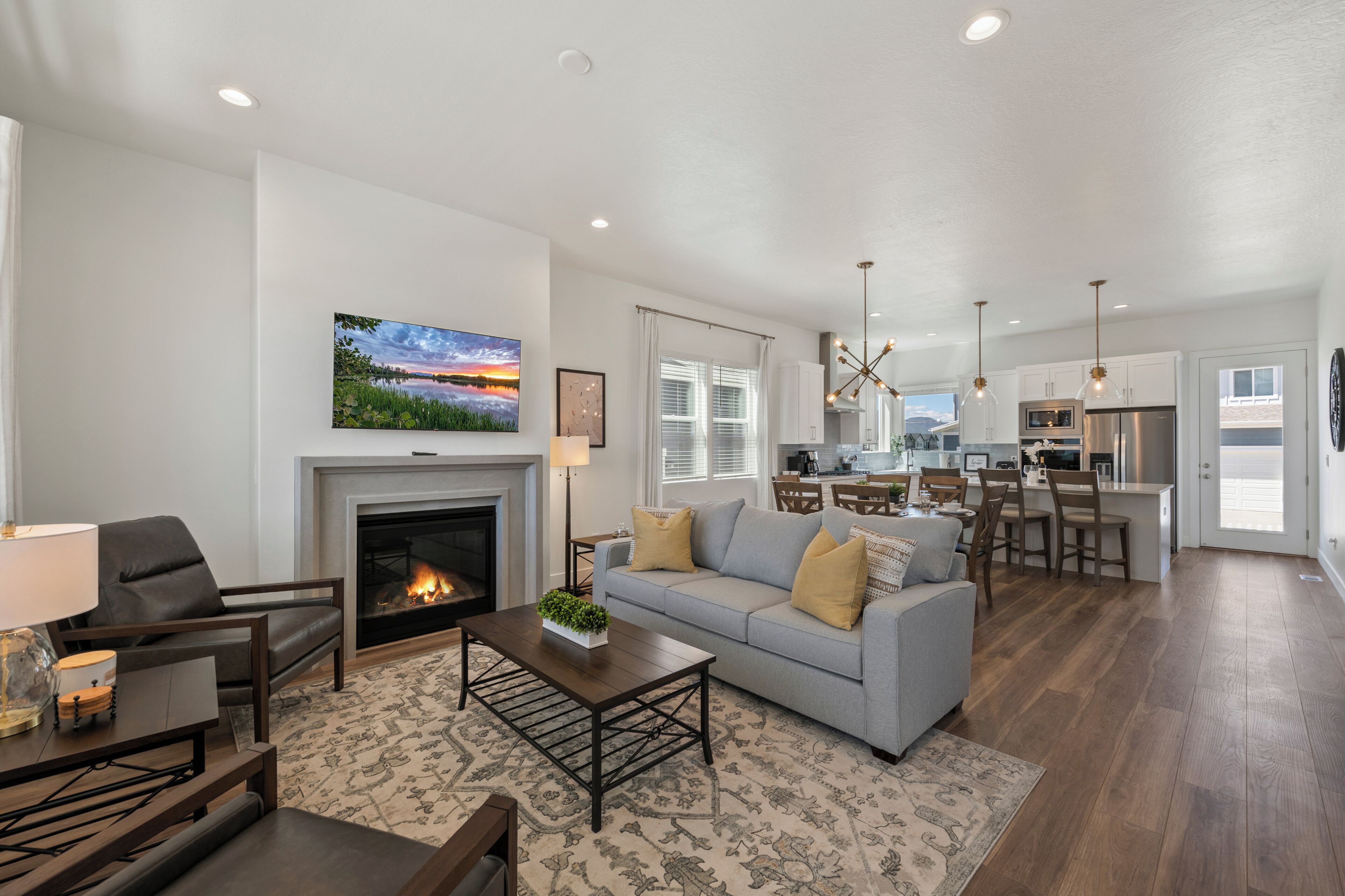 TV, fireplace