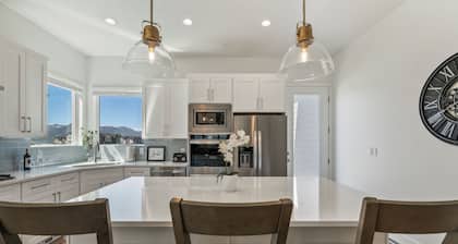 Sunset Vista -4 Bedroom House - Ski, Hike & Explore, Perfect Heber City Location