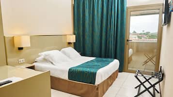 In-room safe, blackout drapes, free WiFi