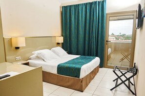 Caja de seguridad en la habitación y cortinas blackout