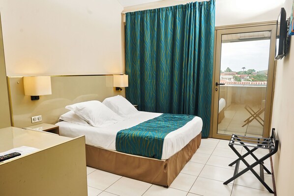 Caja de seguridad en la habitación, cortinas blackout y wifi gratis 