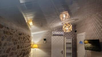 Habitación Confort, vista al jardín | Área de sala de estar | Televisión