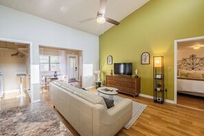 Living area - The Loft at Raintree (Lakeland)