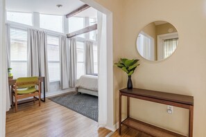2 bedrooms, iron/ironing board, WiFi, bed sheets - The Loft at Raintree (Lakeland)