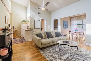 Living area - The Loft at Raintree (Lakeland)
