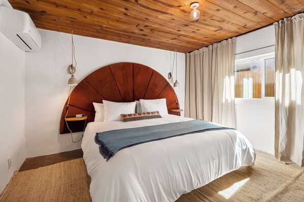 2 bedrooms, iron/ironing board, internet, bed sheets - Charming Adobe - Heart of Santa Fe - King and Queen (Santa Fe)