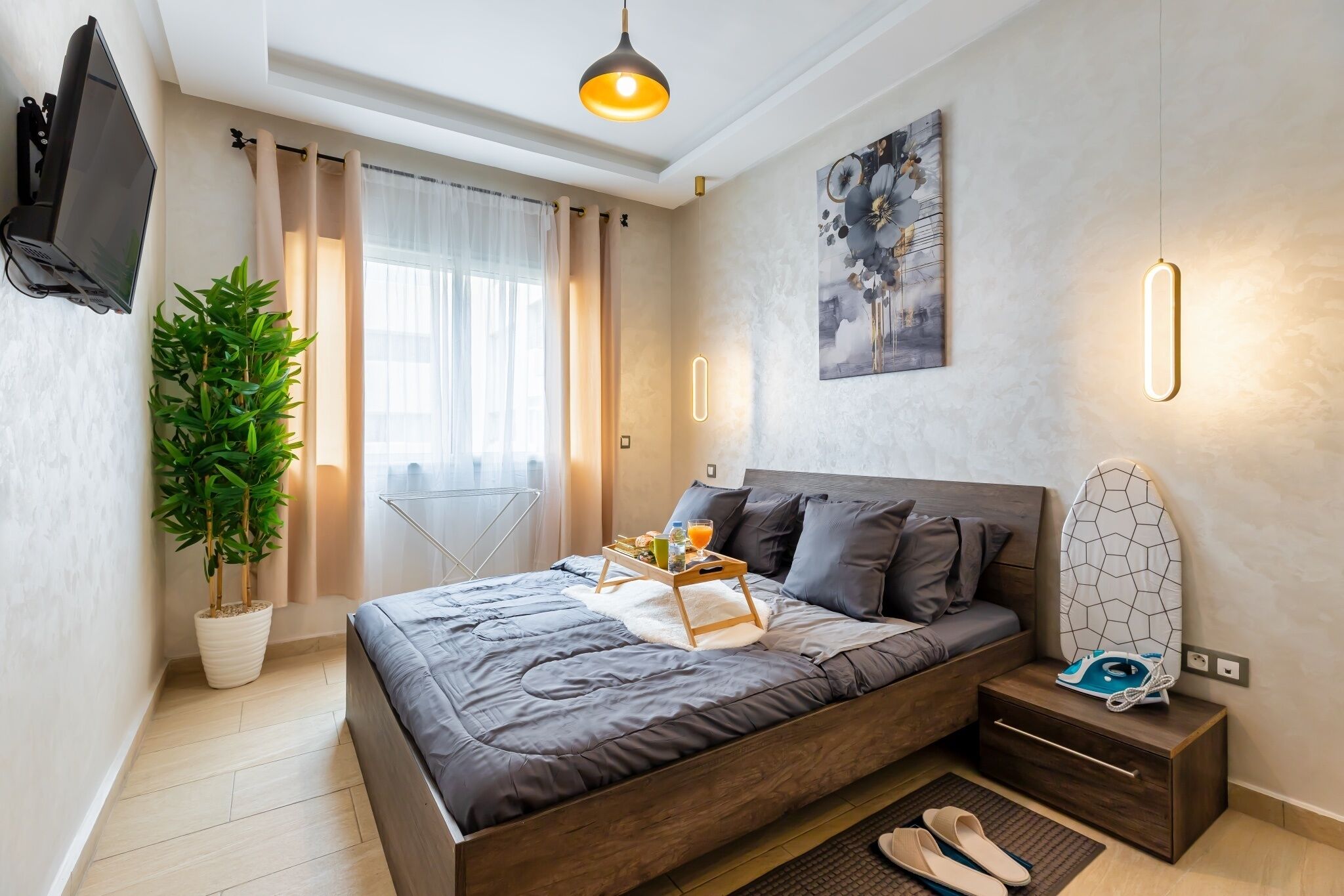 2 bedrooms, iron/ironing board, internet, bed sheets