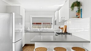 Kühlschrank, Mikrowelle, Ofen, Geschirrspüler