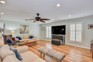 TV, fireplace - Masters 2026  housing in Augusta. Traditional comfort with modern function. (Augusta)