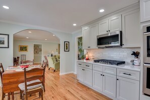 Fridge, microwave, oven, dishwasher - Masters 2026  housing in Augusta. Traditional comfort with modern function. (Augusta)