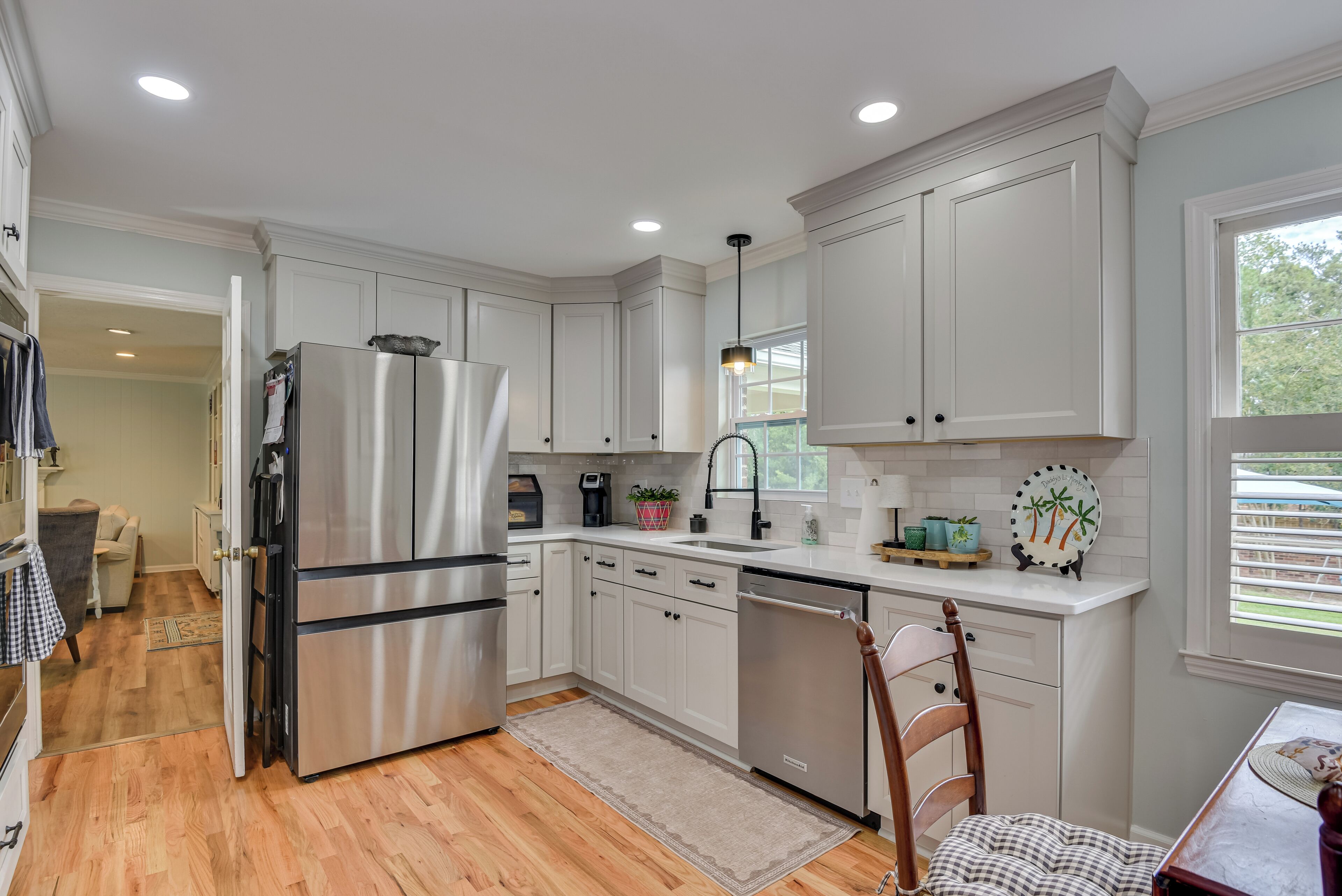 Een koelkast, een magnetron, een oven, een vaatwasser