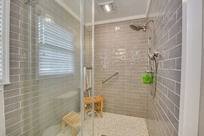 Shower, hair dryer, bidet, towels - Masters 2026  housing in Augusta. Traditional comfort with modern function. (Augusta)