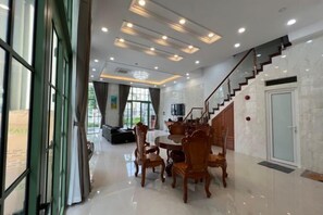 المنشأة من الداخل