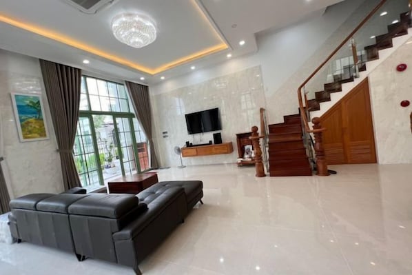 المنشأة من الداخل