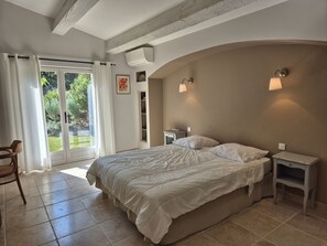 4 bedrooms, iron/ironing board, free WiFi - VILLA LE PIGEONNIER WITH PRIVATE POOL (Le Plan-de-la-Tour)
