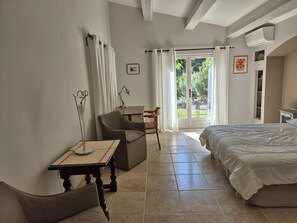 4 bedrooms, iron/ironing board, free WiFi