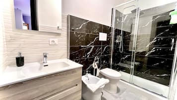 Ducha, artículos de higiene personal gratuitos y secador de pelo