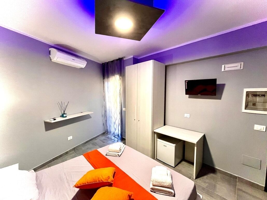 Habitació doble clàssica, balcó, vistes parcials al mar | Caixa forta a l'habitació 