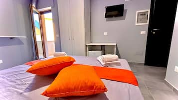 Habitación clásica doble, balcón, vistas parciales al mar | Caja fuerte