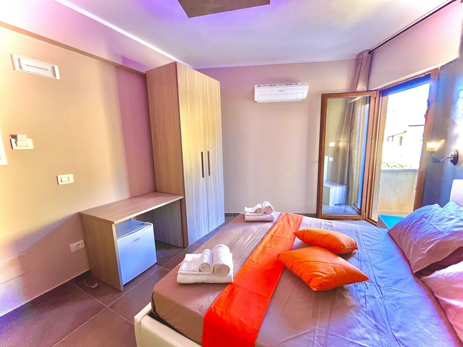 Habitació doble clàssica, balcó, vistes parcials al mar | Caixa forta a l'habitació 