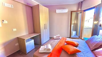 Chambre Double Classique, balcon, vue partielle sur la mer | Coffres-forts dans les chambres