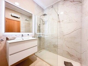 Shower, hair dryer, bidet, towels