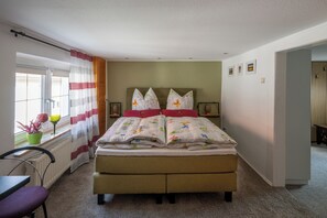 1 bedroom, desk, free WiFi, bed sheets