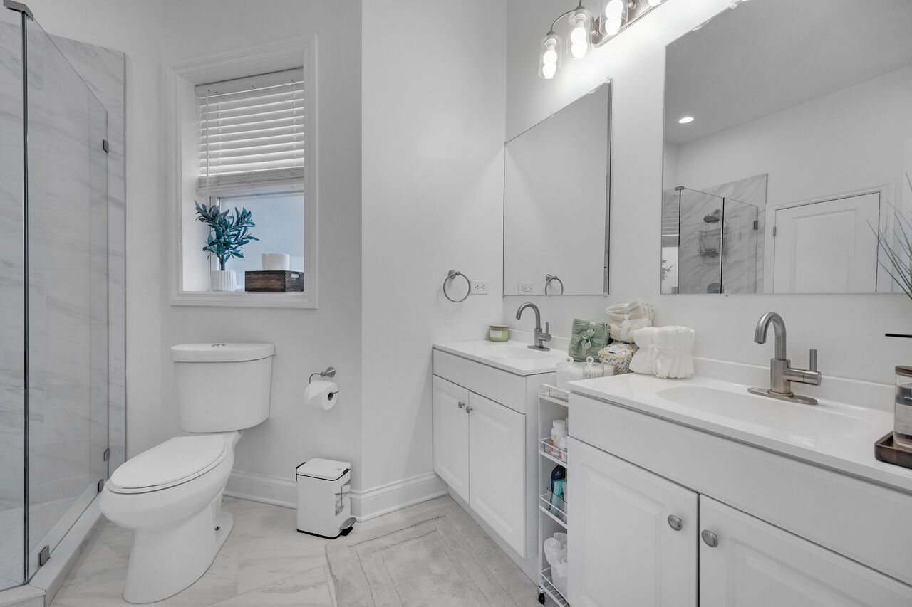 Une salle de bain moderne équipée de toilettes, d’un lavabo et d’une douche.