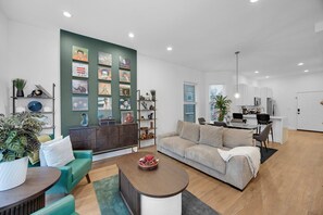 Smart-TV, Bücher, Musikbibliothek, Stereoanlage