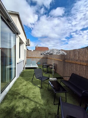 Terrace/patio - La Discrète Romantique, apartment with jacuzzi (Charavines)