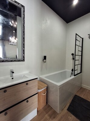 Haartrockner, Handtücher, Seife, Toilettenpapier