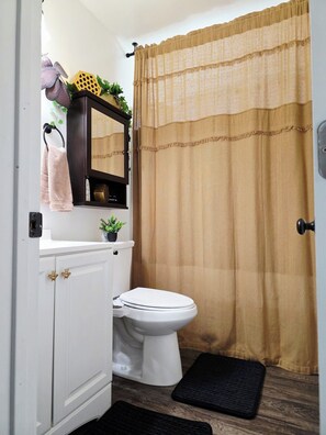 Toallas, jabón, shampoo, papel de baño 