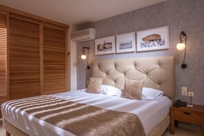 Un dormitorio con una cama grande, cabecera de madera y mesita de noche con lámpara.