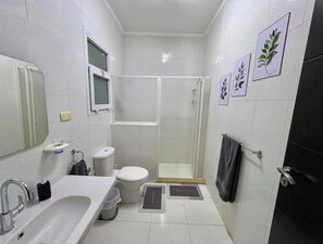 Séchoir à cheveux, serviettes fournies, savon, papier de toilette