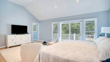 4 bedrooms, iron/ironing board, internet, bed sheets