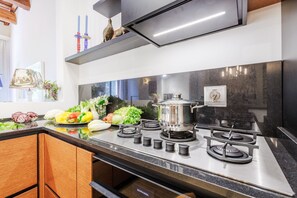 Fridge, oven, dishwasher, coffee/tea maker