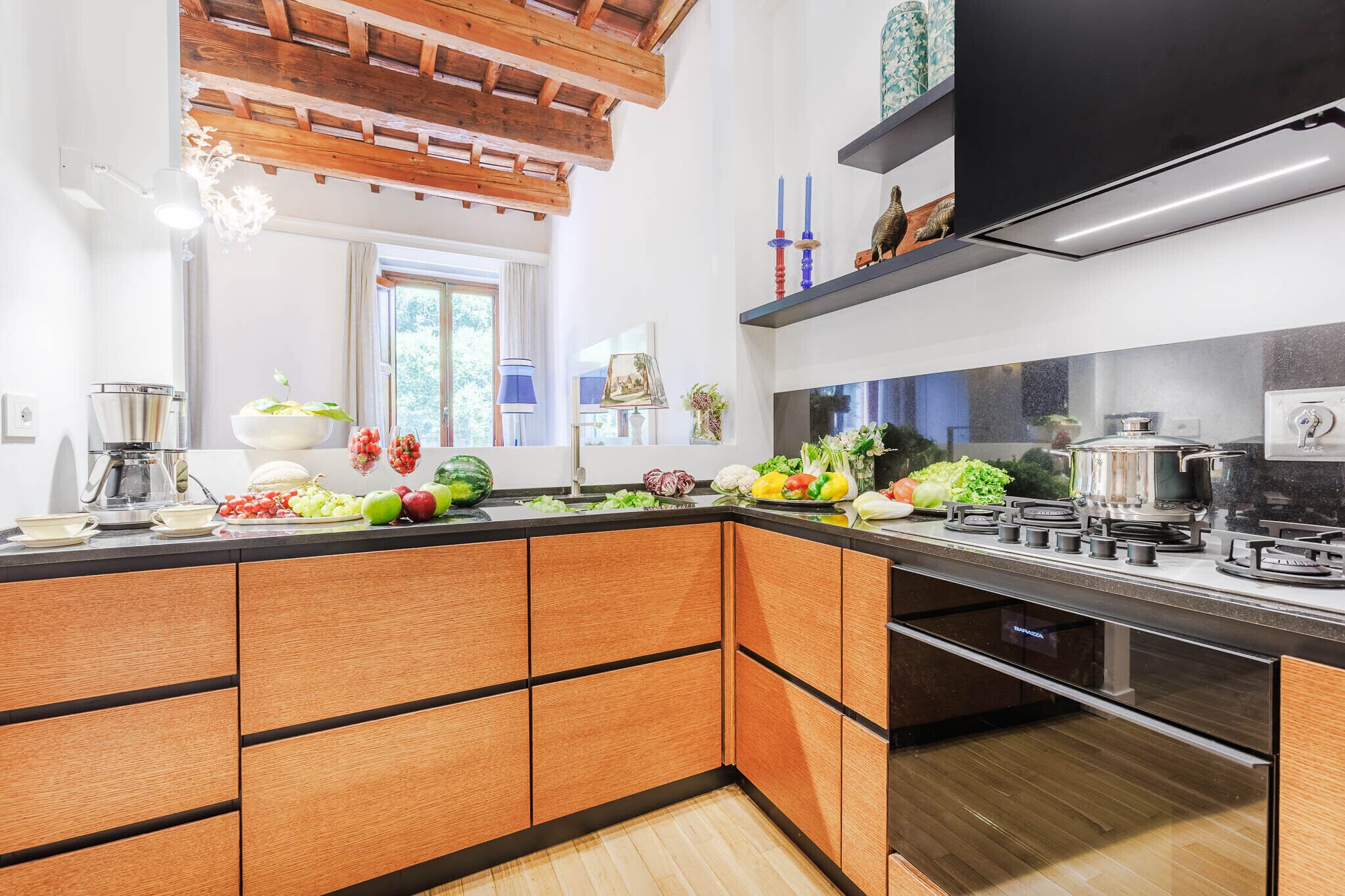 Køleskab, ovn, opvaskemaskine, kaffe-/temaskine