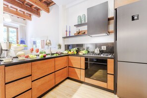 Kühlschrank, Ofen, Geschirrspüler, Wasserkocher mit Kaffee-/Teezubehör