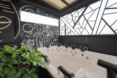 Luxury Suite - Rooftop, Jacuzzi & Balcony