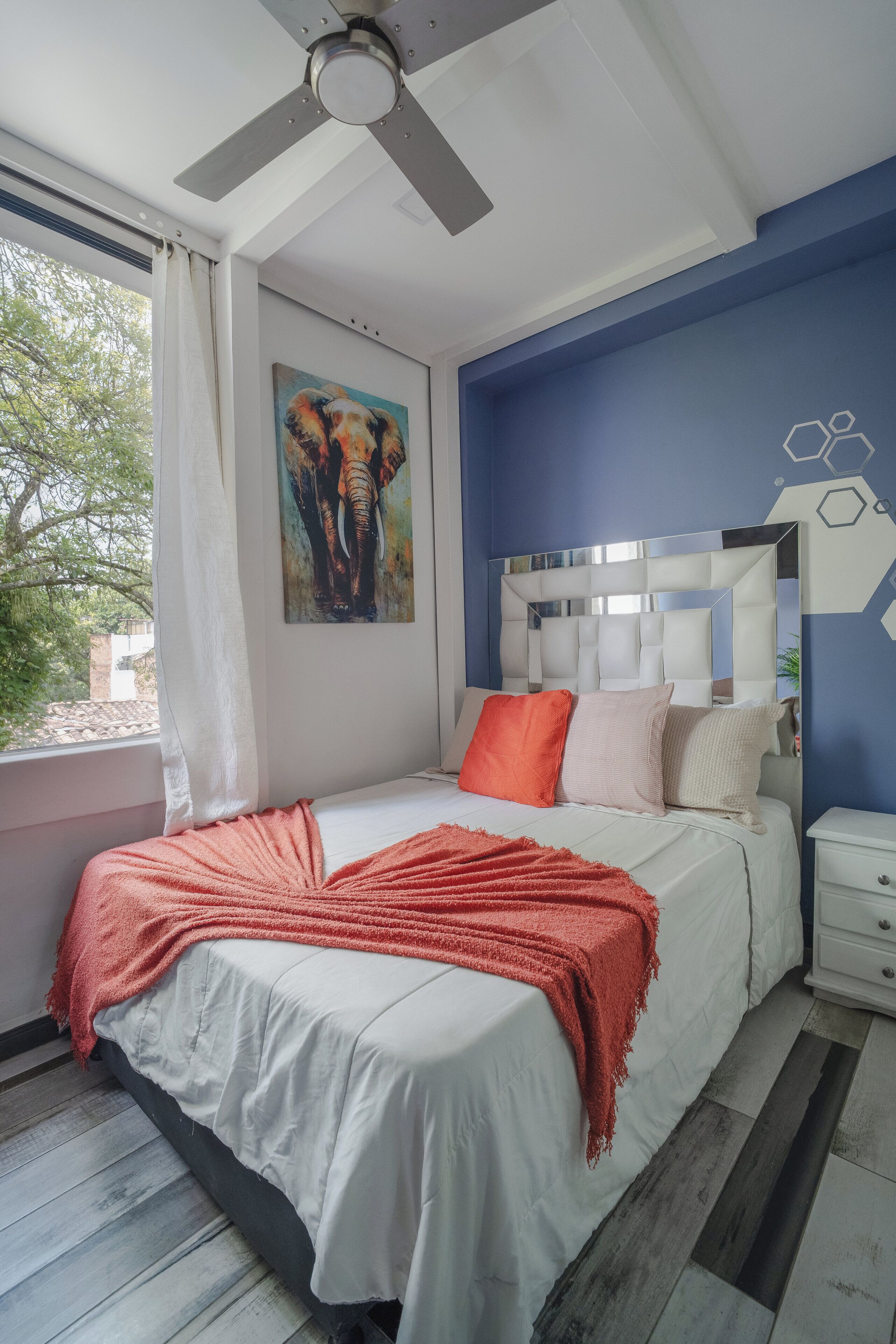 1 chambre, bureau, fer et planche à repasser, Wi-Fi gratuit