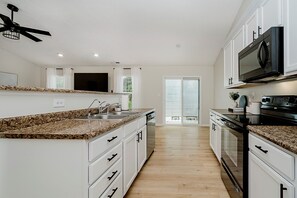 Køleskab, mikrobølgeovn, ovn, kogeplade