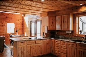 Wasserkocher mit Kaffee-/Teezubehör, Kühlschrank, Mikrowelle, Ofen