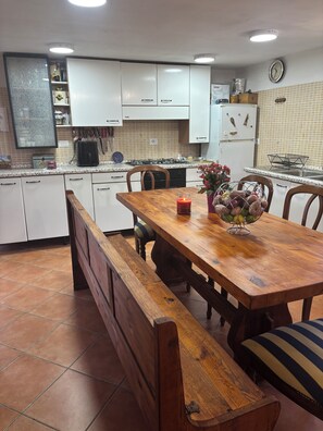 Dining - Discover the relaxation of the mountains in this detached villa surrounded by greenery. (Abruzzo)