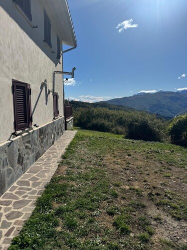 Discover the relaxation of the mountains in this detached villa surrounded by greenery.