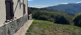 Discover the relaxation of the mountains in this detached villa surrounded by greenery.