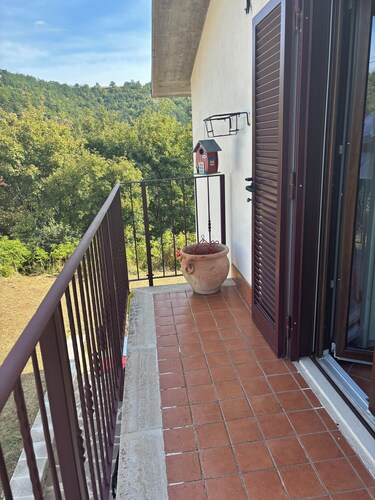 Discover the relaxation of the mountains in this detached villa surrounded by greenery.