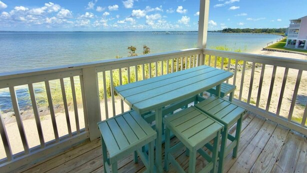 Outdoor dining - Pelican's Perch: Kayaks, Views & More! (Escambia County)