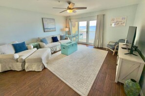 TV - Pelican's Perch: Kayaks, Views & More! (Escambia County)