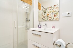 Ducha, secador de pelo, toallas